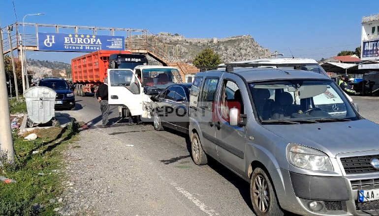 AKSIDENT MASIV NË SHKODËR/ 5 makina përplasen me njëra-tjetrën
