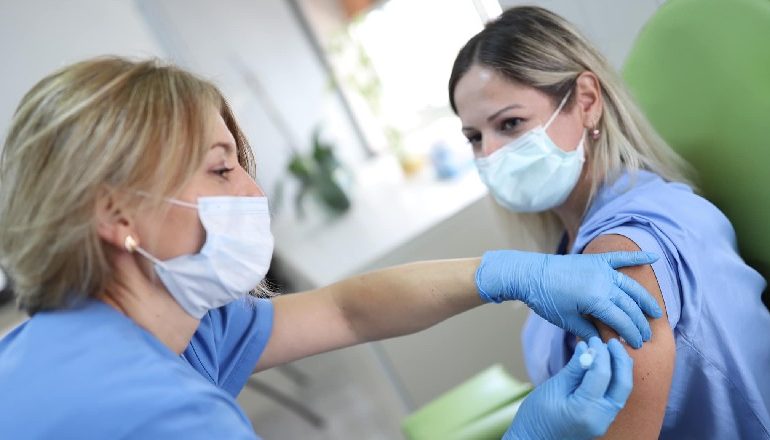 COVID-19 NË PËRMET/ Shërbimi infermieror në spitalin futet në karantinë, 7 prej tyre të prekura