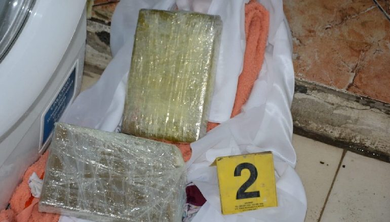 SEKUESTROHEN 1.2 KG DROGË NË NJË SERVIS NË LEZHË/ Në pranga 50 vjeçarja, në kërkim ish-bashkëshorti (EMRAT)