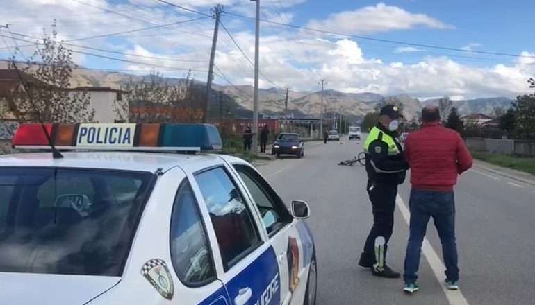 MORI GJOBË PËR PARKIM TË GABUAR/ I riu i thyen xhamin makinës së policisë! Arrestohet 37-vjeçari në Shkodër