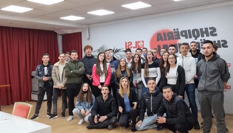 TË “FRYMËZUAR” NGA KRYEMADHI/ LRI shkel MASAT: Grumbullohen 30 veta në…