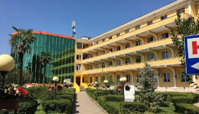 E RËNDË/ Hidhet nga lartësia në spitalin “Shefqet Ndroqi”, ndërron jetë një 60-vjeçar