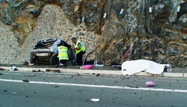 AKSIDENTI TRAGJIK TEK “SHKALLA E TUJANIT”/ Ndërron jetë edhe nëna e drejtuesit të mjetit…