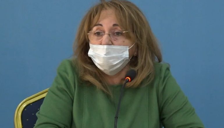 A DO MBYLLEN SHKOLLAT DHE GJIMNAZET? Ja çfarë thotë Mira Rakacolli