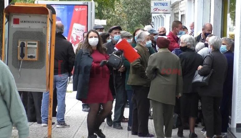 COVID-19 NË GJIROKASTËR/ Mbyllen disa zyra të bashkisë dhe të bankave, disa persona të infektuar