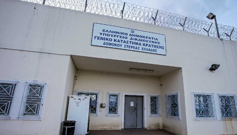 E RËNDË/ Sherr i përgjakshëm me shkop druri dhe sende metalike mes 5 shqiptarëve në burgun grek, një i plagosur