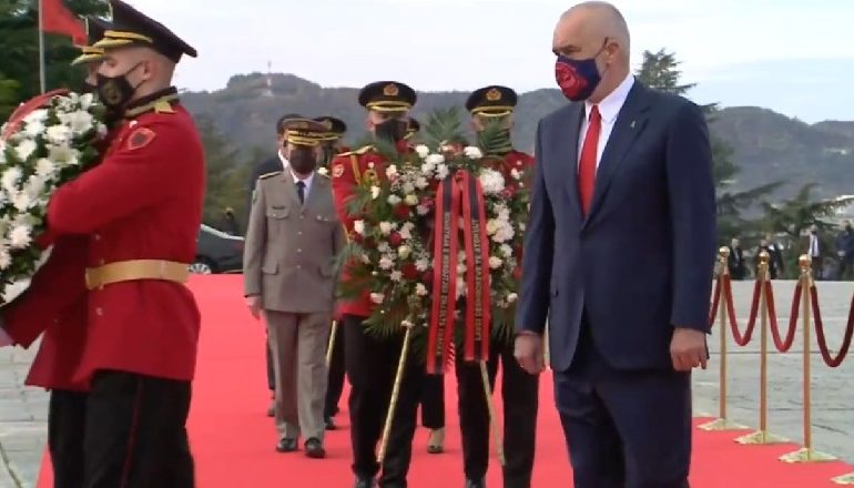 DITA E ÇLIRIMIT/ Rama, Meta dhe Ruçi homazhe te varrezat e Dëshmorëve (VIDEO)