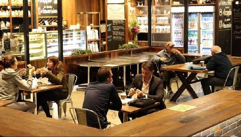 NUK RESPEKTUAN RREGULLAT ANTI-COVID/ Gjobiten 2 lokale në Krujë dhe në Durrës