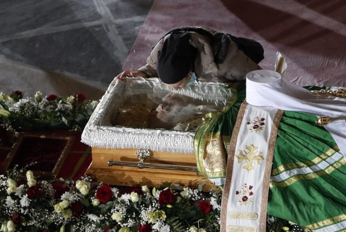 SERBËT NUK RRESPEKTOJNË MASAT ANTI-COVID/ Mbajnë radhë për të puthur në arkivol Patriarkun që vdiq nga Covid