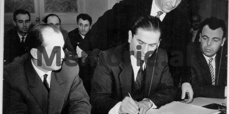 DOSSIER/ Nga mbërritja e Enver Hoxhës me tren te… Publikohen fotot e mbledhjes së Partisë Komuniste…