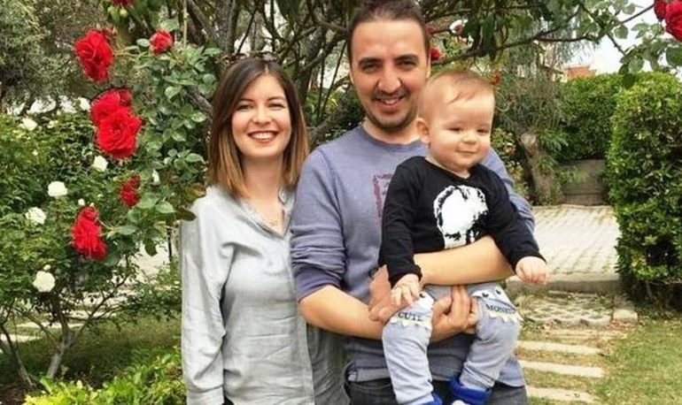 TËRMETI NË TURQI/ Lamtumira e dhimbshme! Çifti turk bashkë me fëmijën 2 vjeç përcillen për në banesën e fundit