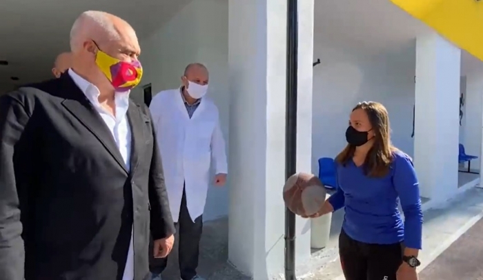 RAMA NË SHKOLLËN E RINDËRTUAR NË DURRËS/ Mësuesja e fiskulturës e pret me top basketbolli, kryeministri … (VIDEO)