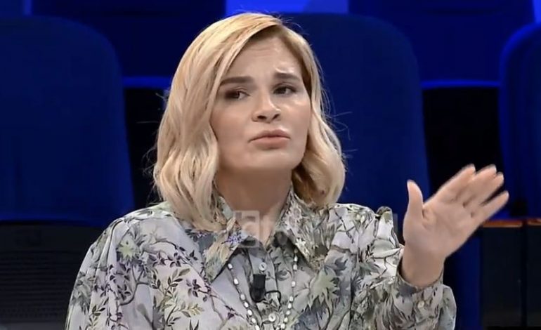VIDEO PO BËN XHIRON E RRJETIT/ GAFA e Kryemadhit: Prindërit, vjehrrin e vjehrrën duhet t’i çosh e t’i marrësh nga shkolla