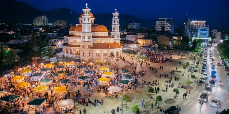 DYNDJE VITIZOTËSH NË KORÇË PËR FESTAT/ Vendasit frikësohen nga COVIDI dhe…