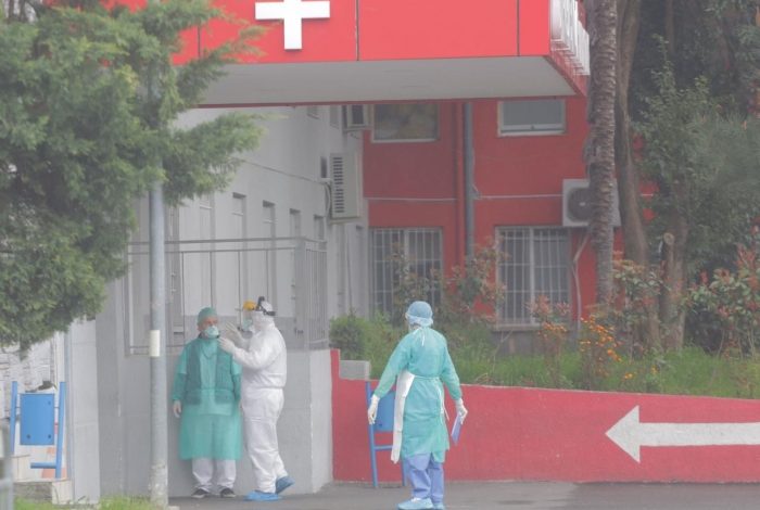 REKORD I SHIFRAVE/ 694 raste të reja me COVID-19 në Shqipëri. Humbin jetën…