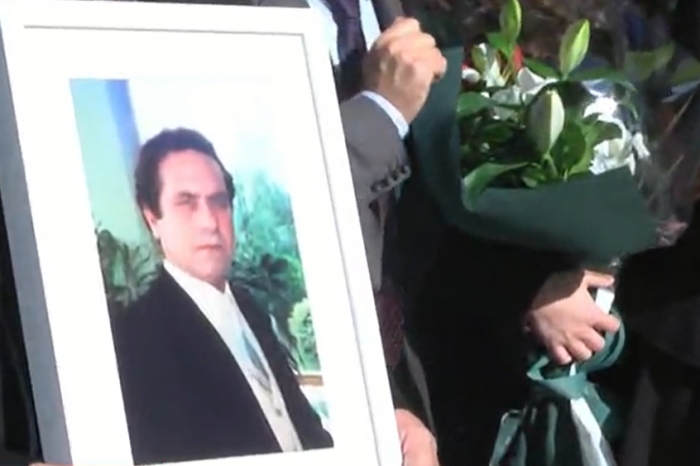 HUMBI BETEJËN ME COVID-19/ Duartrokitet për herë të fundit Koço Devole, aktori përcillet për në banesën e fundit (FOTO)