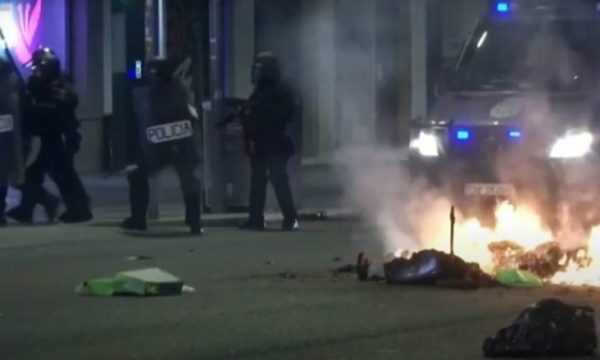 KORONAVIRUSI/ Shpërthejnë protestat kundër masave anti-Codi në Spanjë, përplasje të forta mes qytetarëve dhe policisë (VIDEO)