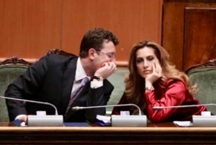 FOTO KUR ISHIN MINISTRA/ 7 vjet pa Sokol Olldashin, Majlinda Bregu bën dedikimin e ndjerë