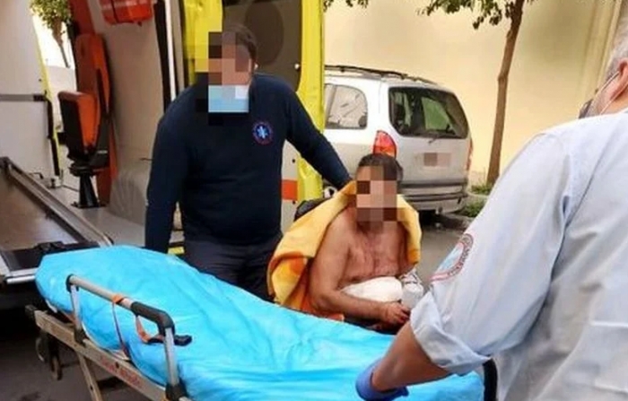 E RËNDË NË GREQI/ Shqiptari qëllon me thikë disa herë bashkëshorten, më pas tenton të vetëvritet (FOTO)