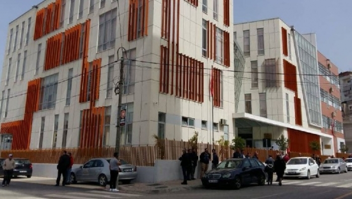 KORONAVIRUSI/ U mbyll pas rasteve me COVID-19, rifillon puna në gjykatën e Elbasanit