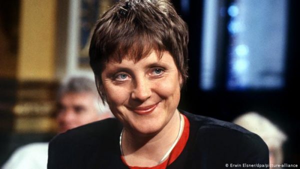 FOTO E RRALLË/ Shikoni si dukej Angela Merkel kur shembej muri i Berlinit, nga e ndoqi ngjarjen dhe çfarë tha