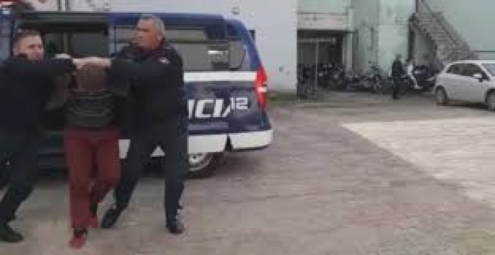 PËRNDIQTE PËR DY MUAJ RRESHT NJË 15-VJEÇARE/ Policia arreston 46-vjeçarin në Fier (DETAJET)