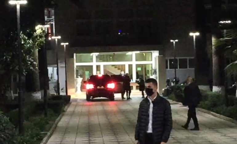 8 PËRFAQËSUES/ Takimi mes naftëtarëve dhe qeverisë në Bashkinë e Fierit, i pranishëm edhe Gramoz Ruçi