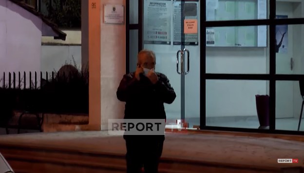 PASI U SHOQËRUA NË POLICI/ Kastriot Islami “zë” mend dhe del nga komisariati me MASKË