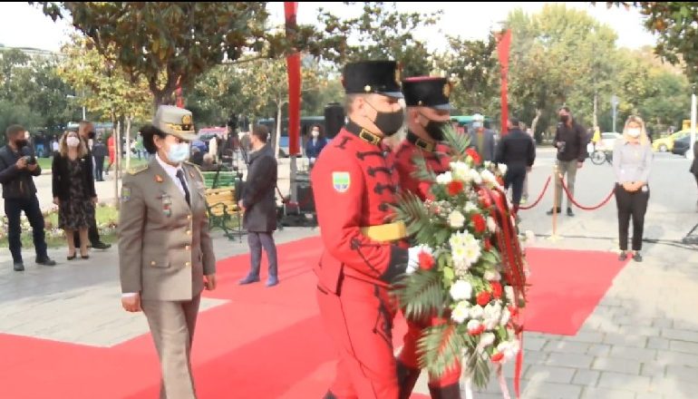 79-VJETORI I ÇLIRIMIT TË KRYEQYTETIT/ Ceremoni përkujtimore tek “Ushtari i Panjohur”, i pranishëm kryebashkiaku Veliaj