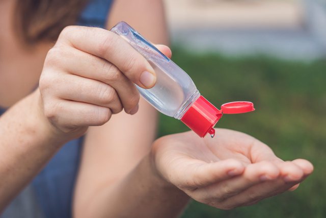 KORONAVIRUSI/ Nëntë vende ku nuk duhet të shkoni kurrë pa dezinfektant me vete