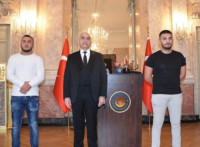 “HERONJTË E VJENËS”/ Nderohen dy luftëtarët e arteve marciale që shpëtuan një polic dhe një grua