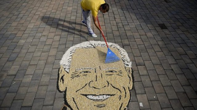 SHQIPTARI TËRHEQ VËMËNDJEN E MEDIAVE TË HUAJA/ Realizon mozaikun për Joe Biden (FOTO)