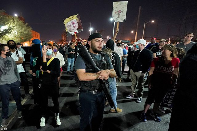 ZGJEDHJET NË SHBA/ Mbështetësit e Trump me armë në dorë në qendrën e votimit, kërkojnë…