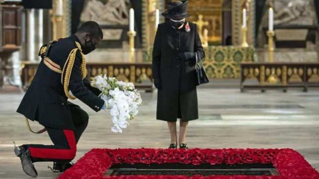 PAS KRITIKAVE/ Mbretëresha Elizabeth shfaqet për herë të parë me maskë (FOTO)