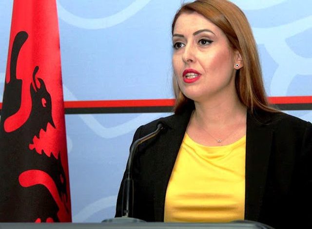 COVID-19/ Ministria e Shëndetësisë bën njoftimin e rëndësishëm: 6 sendet që duhet të keni me vete për t’u mbrojtur