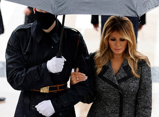 FOTOT PO BËJNË XHIRON E RRJETIT/ Melania “harron” Trump, fotografohet krah për krah me ushtarin që…