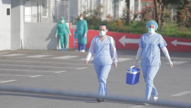 SI TA DALLOJMË? Mjeku imunolog: Nëse keni simptoma nuk është grip, por koronavirus