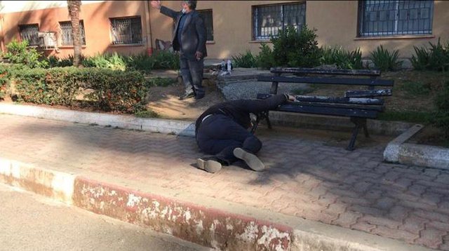 E RËNDË/ Shihni momentin kur një burrë rrëzohet përtokë në mes të Tiranës (VIDEO)