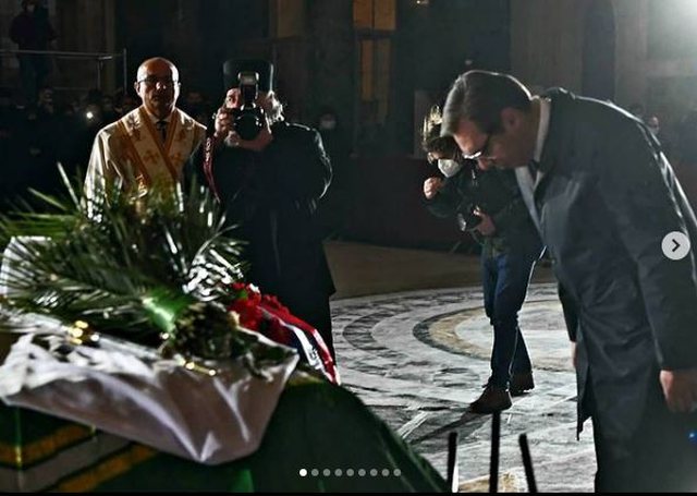 COVID-19/ Vuçiç shkon sërish në varrim pa maskë në vdekjen e Patriarkut të Kishës Ortodokse Serbe