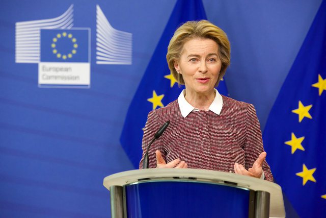 JEP LAJMIN E MIRË/ Presidentja e KE: Qytetarët e parë europianë do të vaksinohen…
