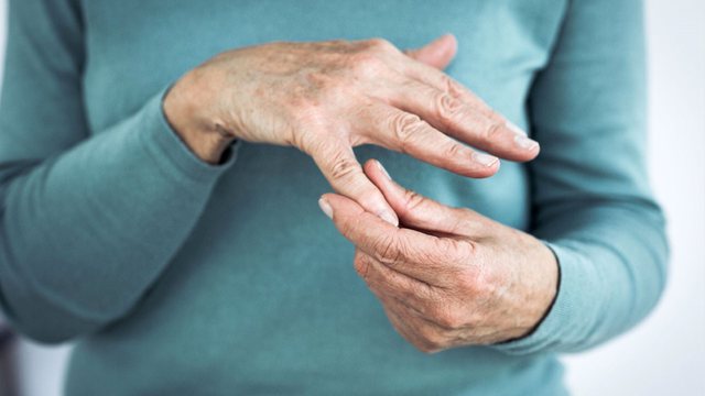 KENI DHIMBJE TË GISHTAVE? Mund të jetë pasojë e kësaj sëmundje, shenjat
