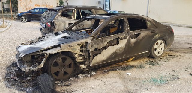 PAS VLORËS/ Digjen dy automjete në orët e para të mëngjesit në Elbasan dhe Krujë