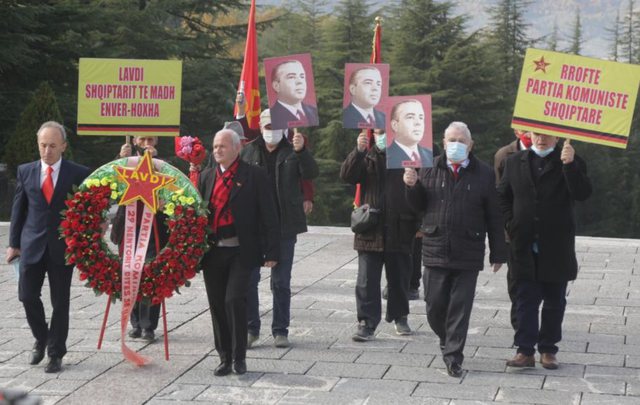 LULE DHE FOTOT E DIKTATORIT ENVER HOXHA NË DUAR/ Komunistët nderojnë me grusht Ditën e Çlirimit