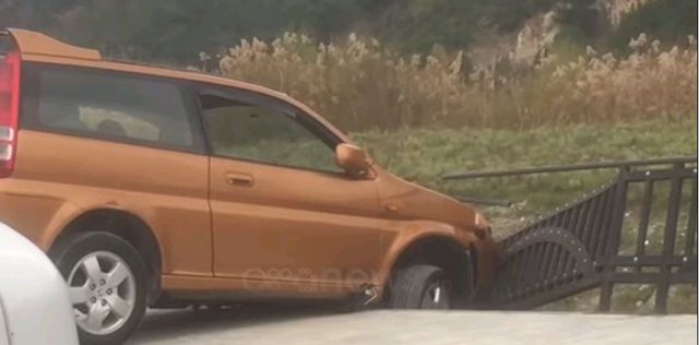 AKSIDENT NË BERAT/ Makina del nga rruga dhe thyen kangjellat anësore… (VIDEO)