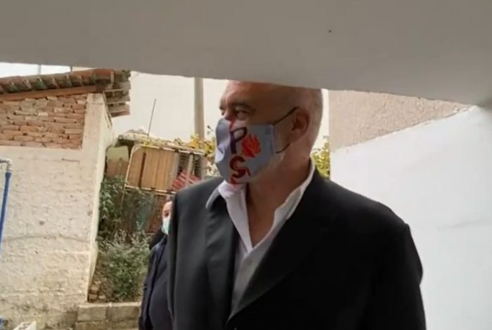 BATUTAT/ Ramën e pengon gjatësia për t’u futur në pallat: Këtë nuk e ngrinit dot më shumë? (VIDEO)
