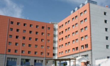 E RËNDË NË GREQI/ 52-vjeçarja e prekur nga COVID hidhet nga kati i tretë i spitalit, vdes në vend