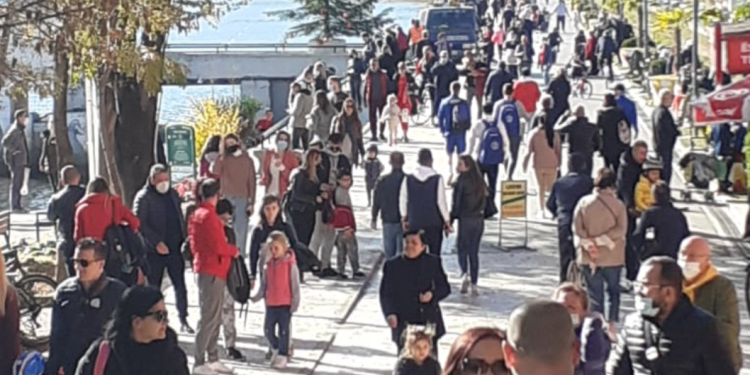PAMJET E TRISHTA/ Qytetarët nuk PYESIN për COVIDIN. Shihni si mblidhen tek Liqeni i Tiranës (PA MASKA)