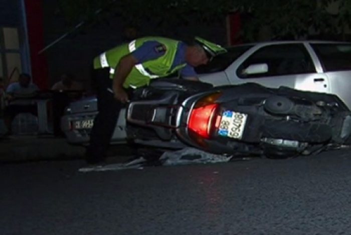 AKSIDENT NË TIRANË/ Motori humb kontrollin dhe përplaset me bordurën, drejtuesi dërgohet në spital