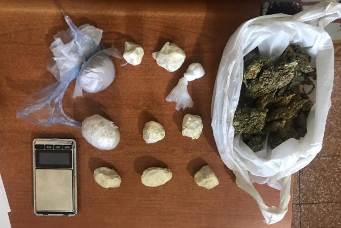 SHISNIN KOKAINË E KANABIS/ Policia arreston 3 persona në Elbasan