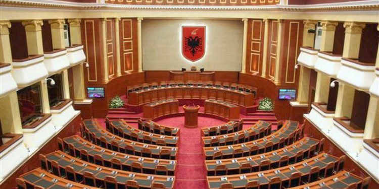 MASAT ANTI-COVID MBYLLIN KUVENDIN/ Anulohet seanca e së enjtes, Ruçi i shkruan Komitetit Teknik: Na thoni si do vijojmë